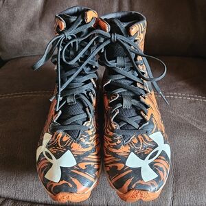 Under Armour Youth Cleats - sz. 4Y LIKE NEW!